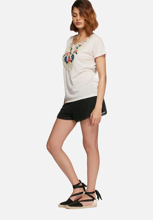 Vero Moda - Camilla embroidered top