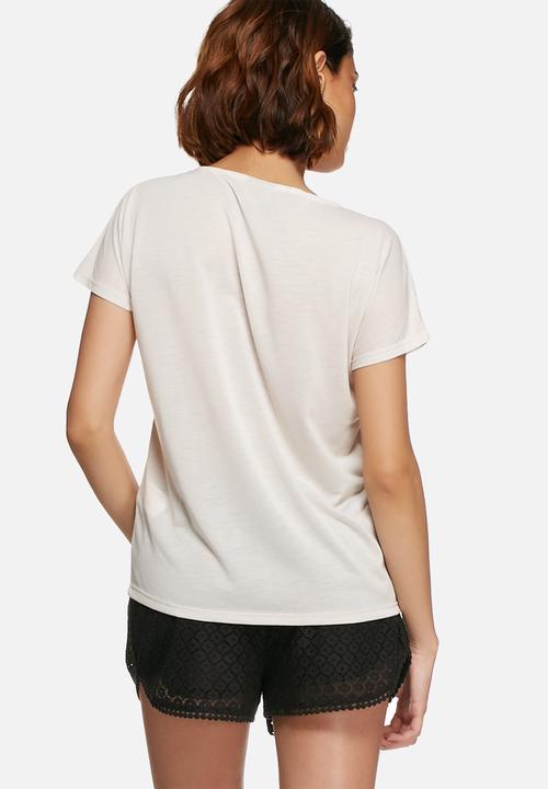 Vero Moda - Camilla embroidered top