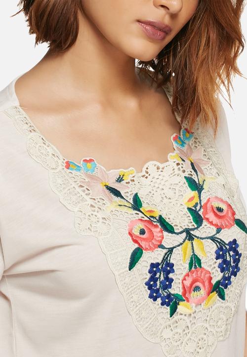 Vero Moda - Camilla embroidered top