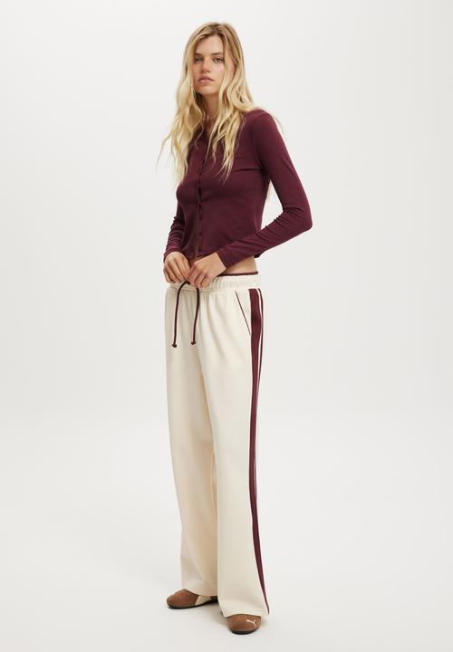 Cotton On - Classic fleece wide leg trackpant-cream/sour cherry