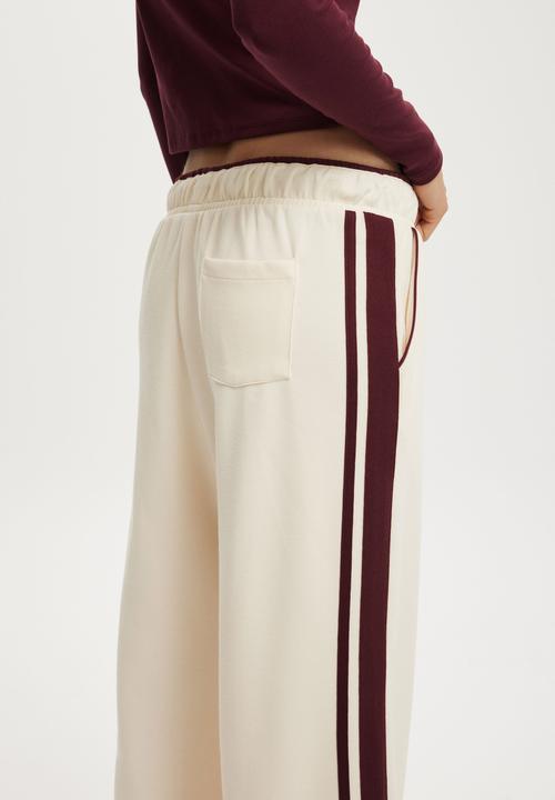 Cotton On - Classic fleece wide leg trackpant-cream/sour cherry