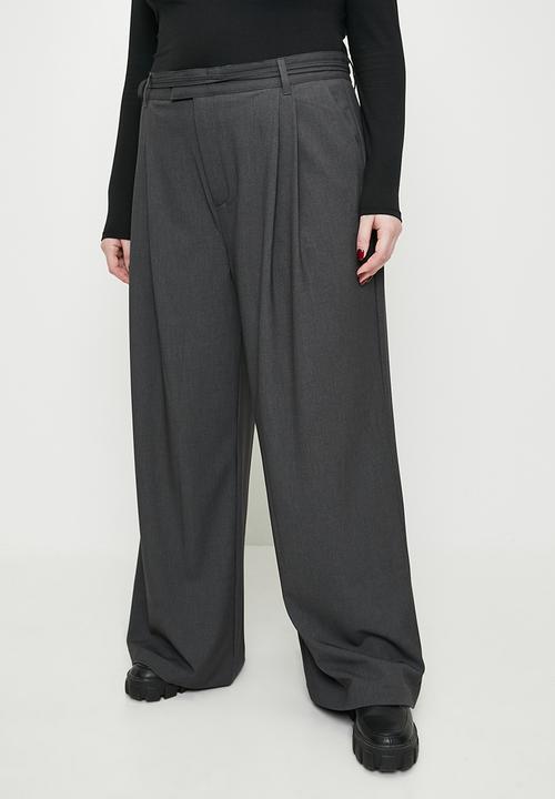 Cotton On - Plus izzy pleated suiting pant - charcoal tie