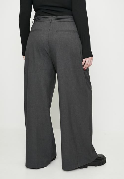 Cotton On - Plus izzy pleated suiting pant - charcoal tie