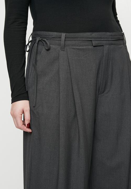 Cotton On - Plus izzy pleated suiting pant - charcoal tie