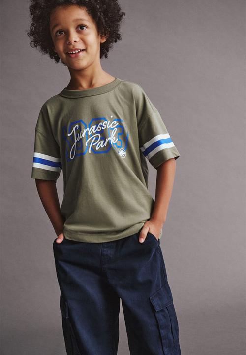 Cotton On - Licensed Drop Shoulder Short Sleeve Tee - Lcn Uni Sarfari Green/Jurassic Park 1993