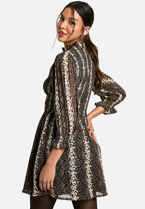 boohoo - Snake shirred smock dress - brown