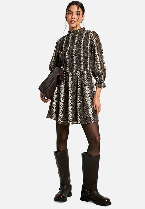 boohoo - Snake shirred smock dress - brown