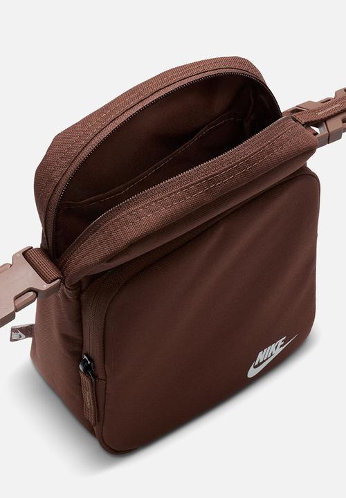 Nike - Nike Heritage Crossbody Bag 4L - Fauna Brown/Summit White