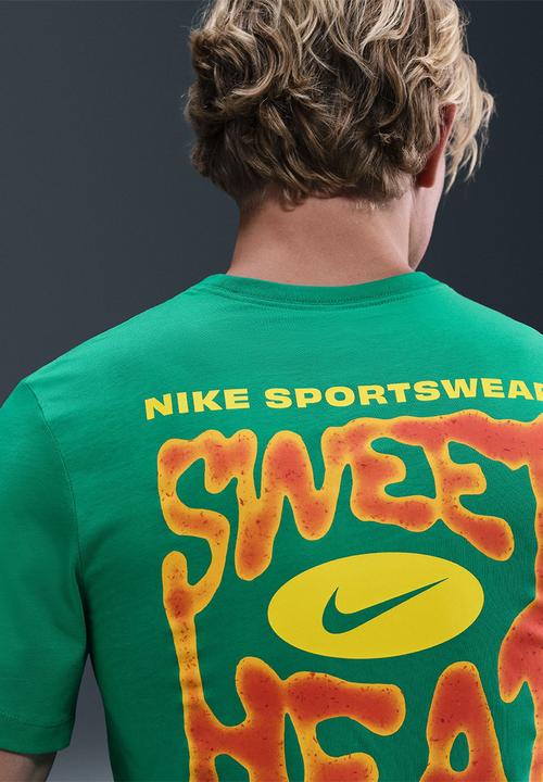 Nike - NSW SSS72 Graphic Tee- Stadi Green