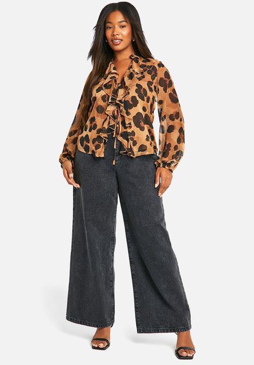 boohoo - Plus ruffle tie front volume sleeve blouse - brown