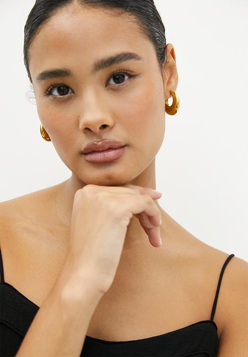 Zoe on Trend - Sleek Lined Designer Earrings - gold