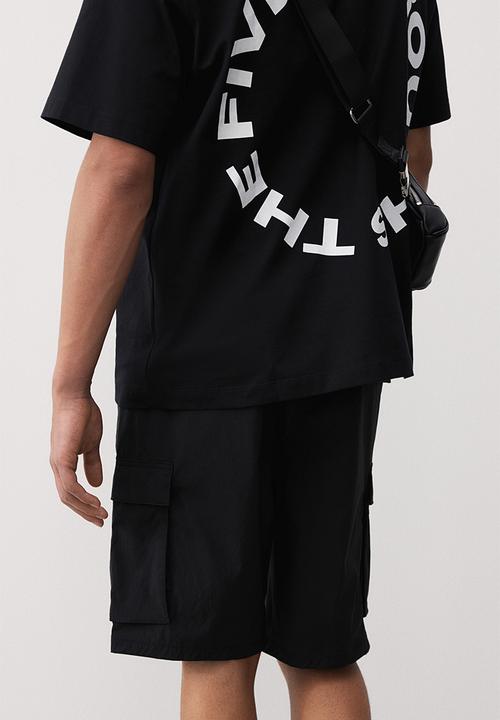 H&M - Regular fit nylon cargo shorts - black