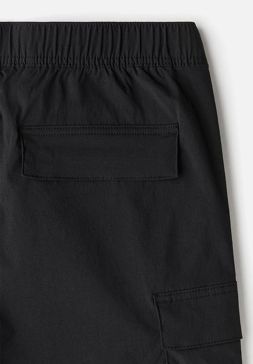 H&M - Regular fit nylon cargo shorts - black