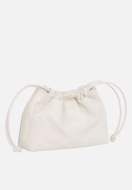 Calvin Klein - Drawstring crossbody26- chalk