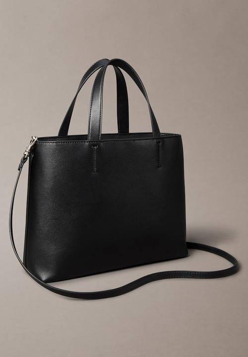 Calvin Klein - Sculpted mini ew tote- na black