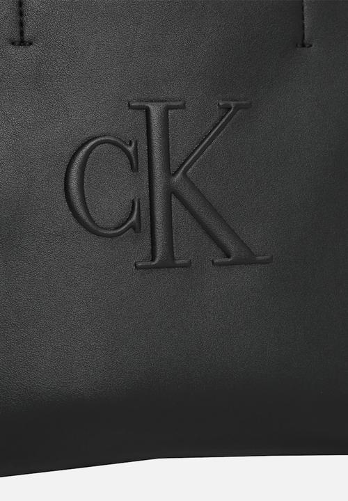 Calvin Klein - Sculpted mini ew tote- na black
