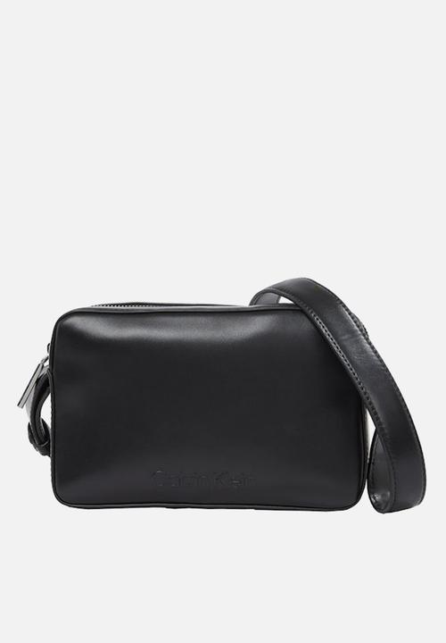 Calvin Klein - Embossed logo camera bag- ck black