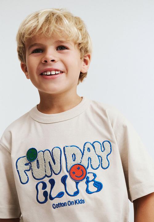 Cotton On - Jonny Short Sleeve Graphic Print Tee - Rainy Day W/ Harbour Blue Graphic/Funday Club