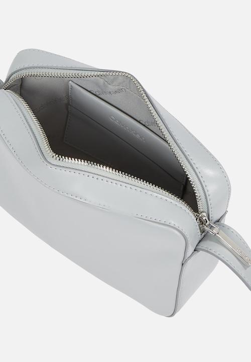 Calvin Klein - Embossed logo camera bag- mirage gray