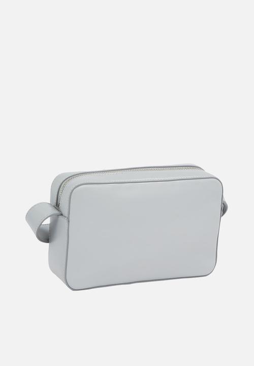 Calvin Klein - Embossed logo camera bag- mirage gray