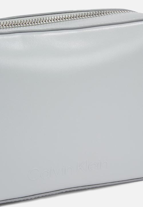 Calvin Klein - Embossed logo camera bag- mirage gray