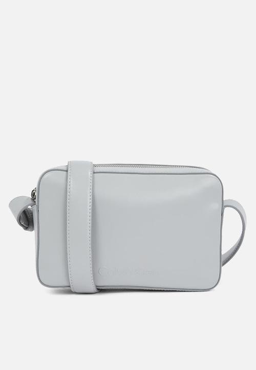 Calvin Klein - Embossed logo camera bag- mirage gray