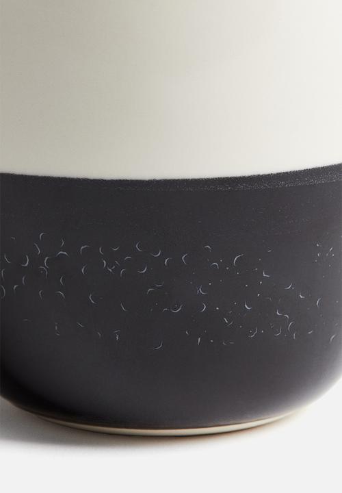 H&M - Patterned stoneware mug - black & white