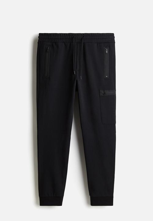 H&M - Slim fit cargo joggers - black