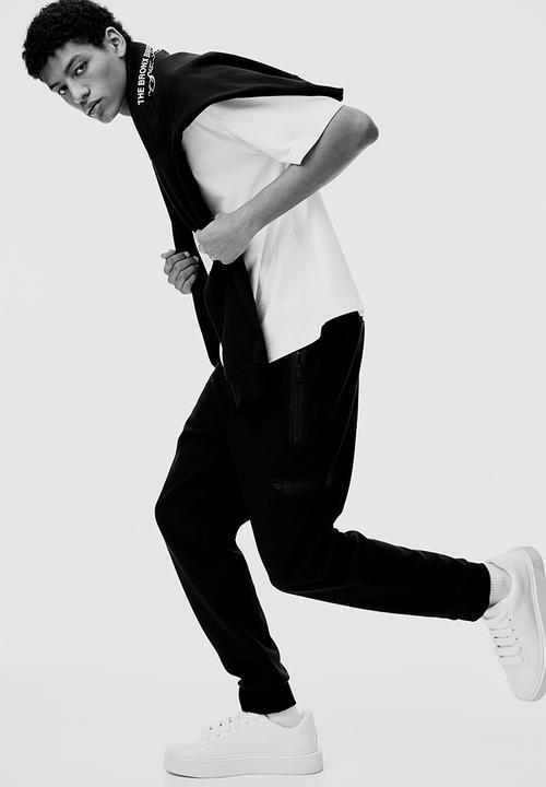 H&M - Slim fit cargo joggers - black