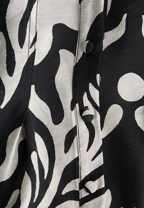 H&M - Tapered-waist dress - black patterned 