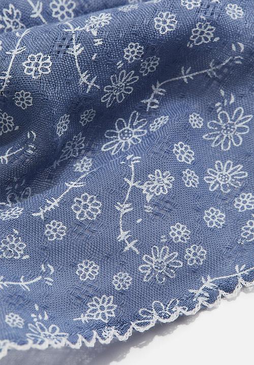H&M - Scalloped triangle scarf - dusty blue floral