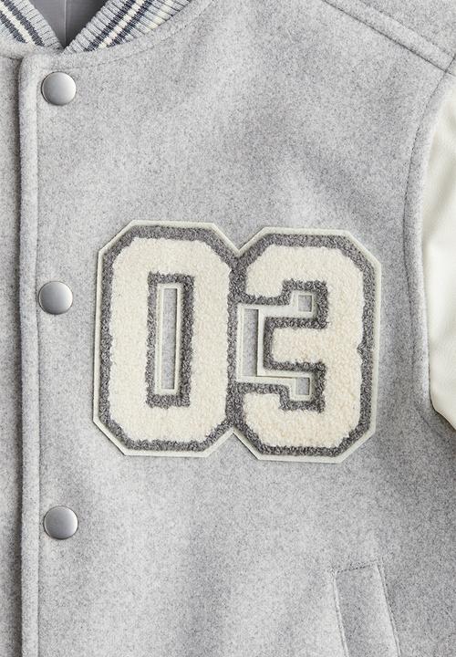 H&M - Appliquéd baseball jacket - light grey 03
