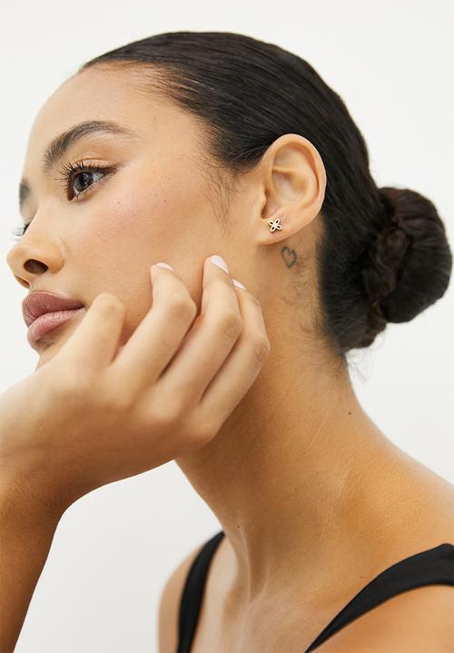 Zoe on Trend - Modern Flower Stud Earrings - gold