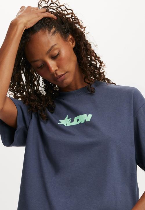 Cotton On - The premium boxy graphic tee - rodeo drive/ collegiate navy