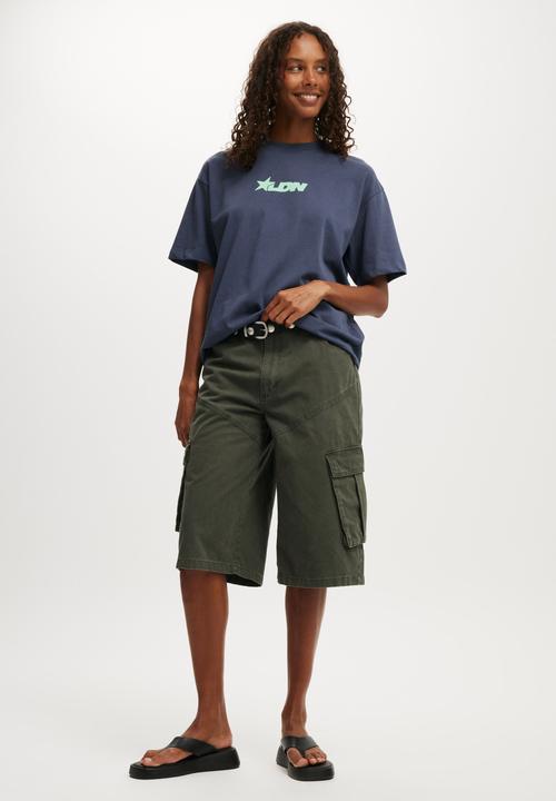 Cotton On - The premium boxy graphic tee - rodeo drive/ collegiate navy