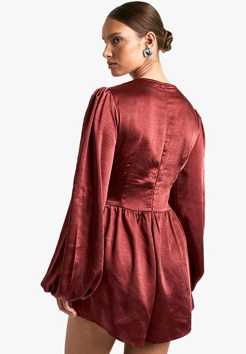 boohoo - Ruched waist satin playsuit - berry