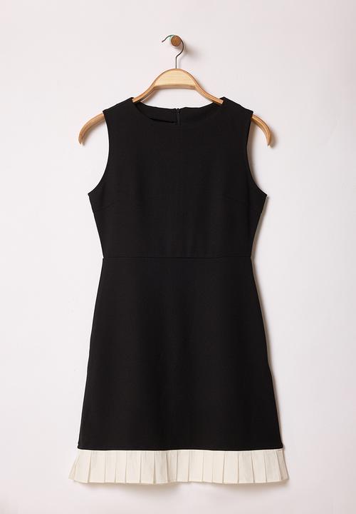 Trendyol - Black Frilled Hem,Slvless , Crew Neck, Skater Knitted Dress