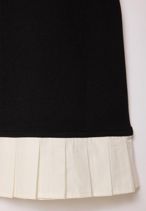 Trendyol - Black Frilled Hem,Slvless , Crew Neck, Skater Knitted Dress