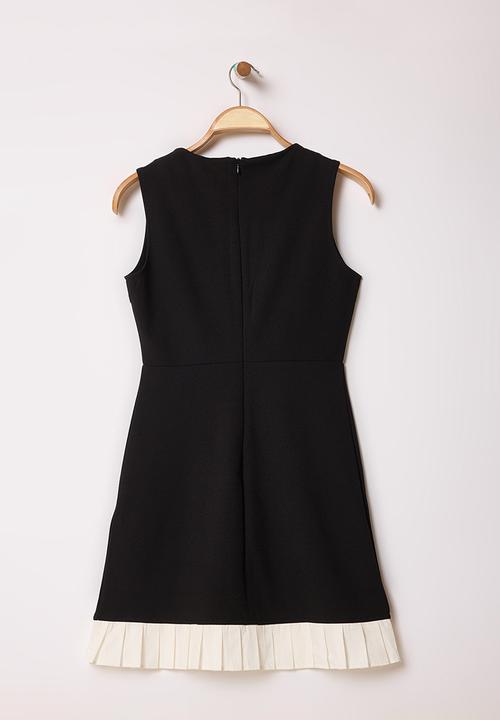 Trendyol - Black Frilled Hem,Slvless , Crew Neck, Skater Knitted Dress