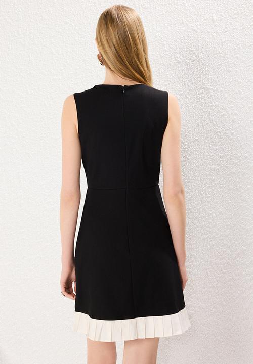 Trendyol - Black Frilled Hem,Slvless , Crew Neck, Skater Knitted Dress