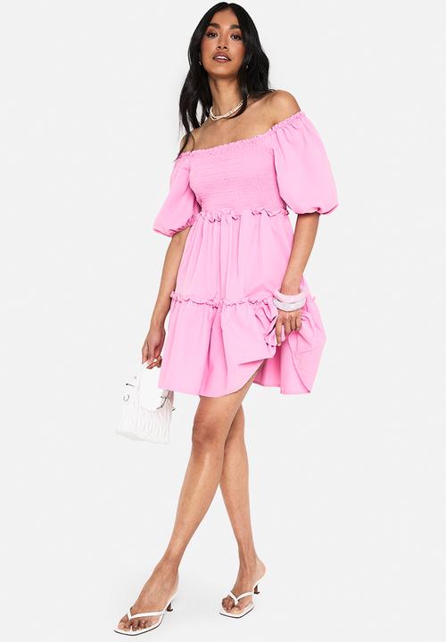 boohoo - Puff sleeve shirred tiered smock dress - pink