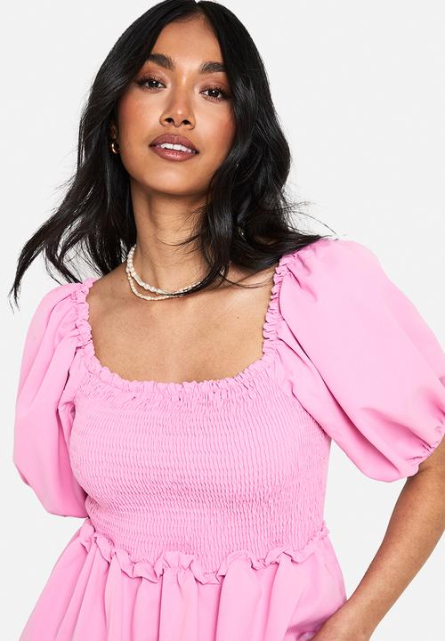 boohoo - Puff sleeve shirred tiered smock dress - pink