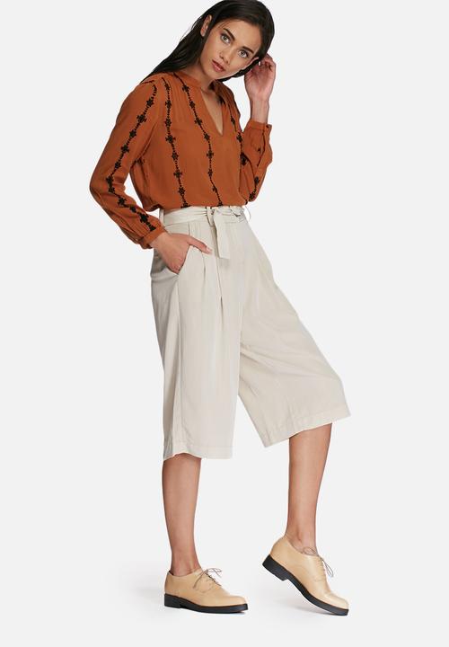 Vero Moda - Samantha embroidered top