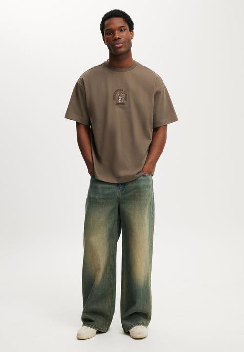 Cotton On - Box Fit Graphic T-Shirt - Cedar Brown/Opening Party