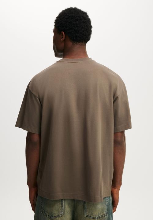 Cotton On - Box Fit Graphic T-Shirt - Cedar Brown/Opening Party