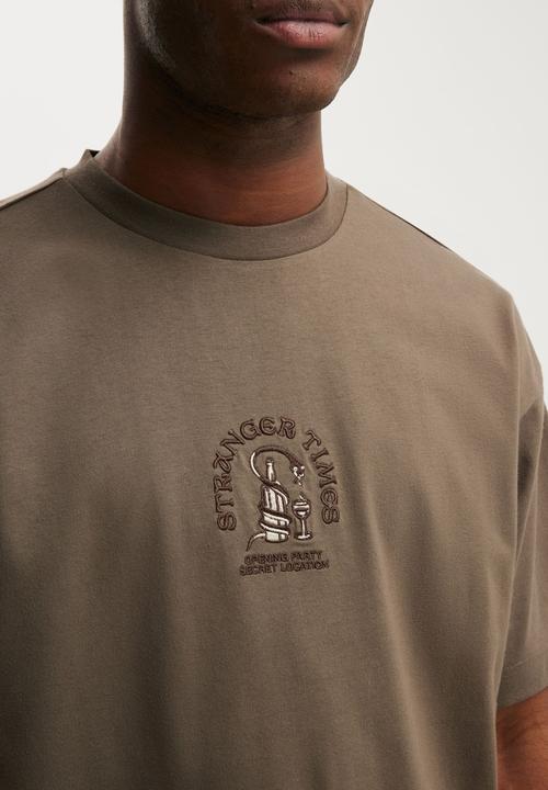 Cotton On - Box Fit Graphic T-Shirt - Cedar Brown/Opening Party