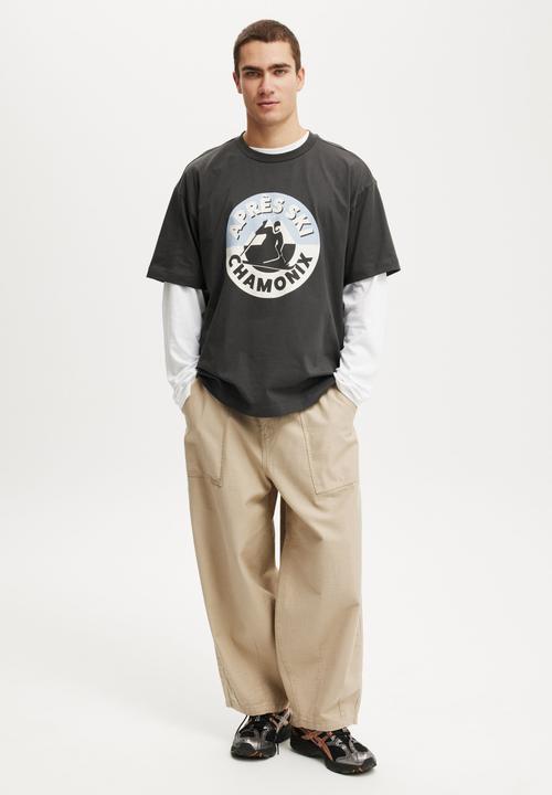 Cotton On - Box Fit Graphic T-Shirt - Faded Slate/Apres Ski