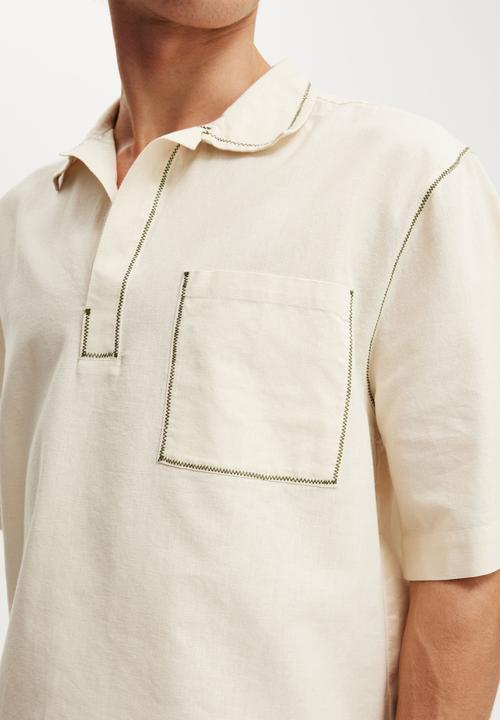 Cotton On - Box Fit Short Sleeve Polo - Cream