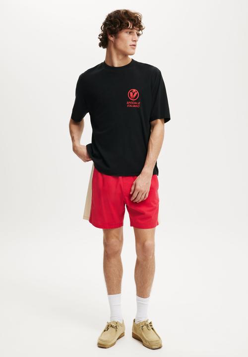Cotton On - Cropped Fit Graphic T-Shirt - Black/Lobster Plate