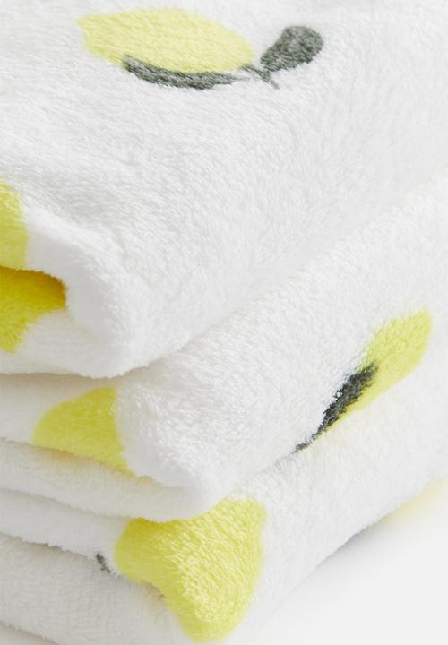 H&M - Patterned fleece blanket - light beige lemons
